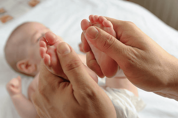 masaje de pies para bebes