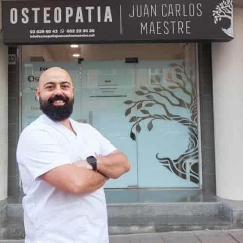 Juan Carlos Maestre en frente del centro osteopatiajuancarlosmaestre en Sant Feliu de Llobregat